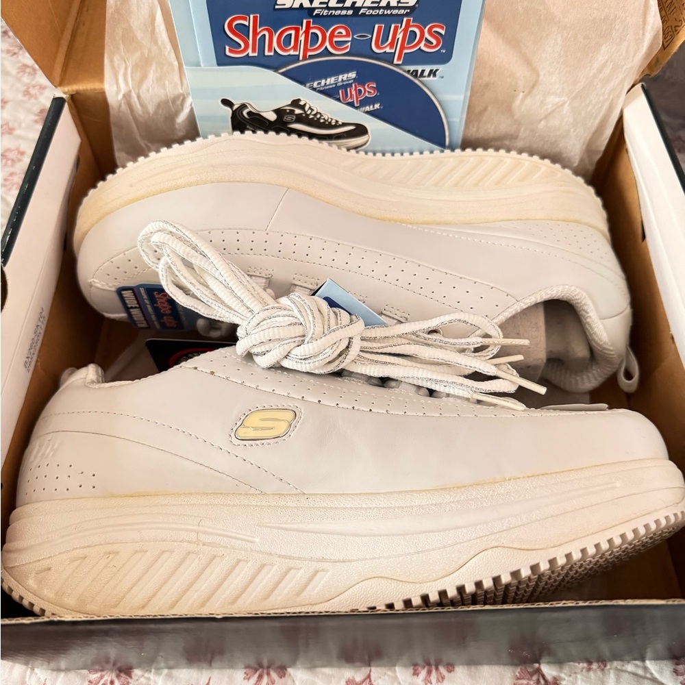 *NWOT* Skechers Shape-Ups for Work White Sneakers [size 9 - wide width]